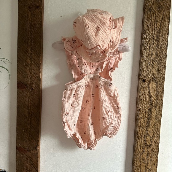 Boutique Emily & Oliver Baby Girl Muslin Floral Romper & Hat Matching Set - Picture 2 of 7
